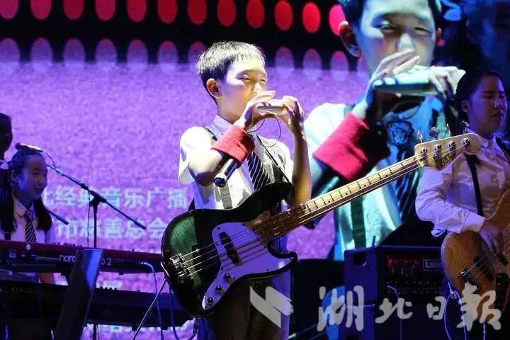 郭斌在舞台上表演。