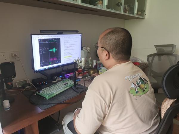 沈安宇在家中录音。受访者供图