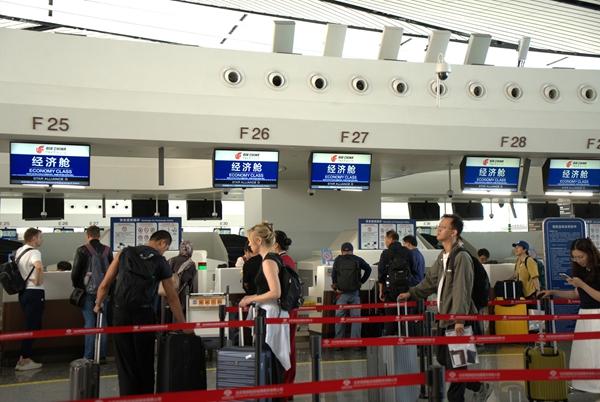 数据显示，端午假期全国民航累计运输旅客565.2万人次，日均188.4万人次。北京大兴机场供图