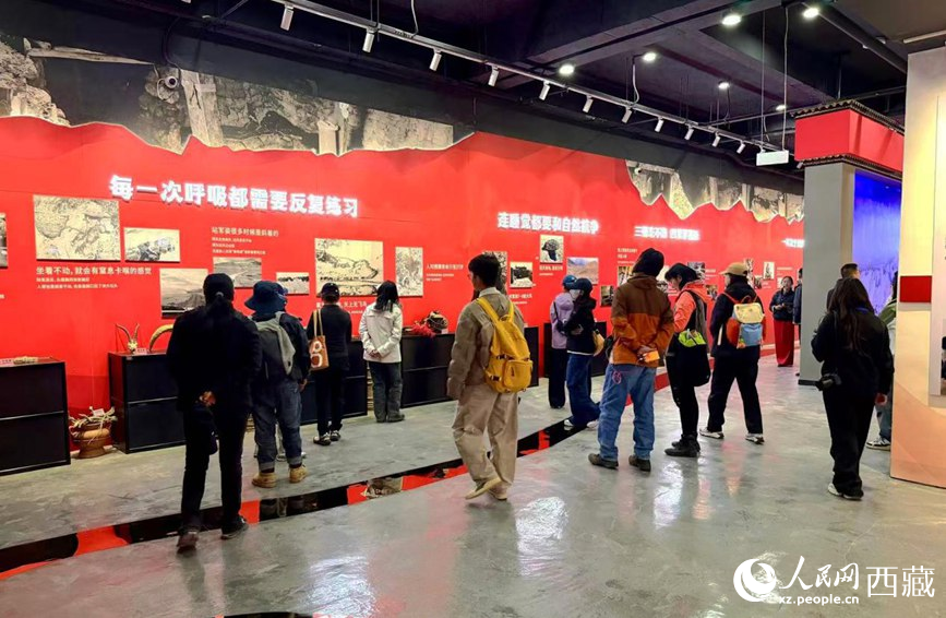 游客来到普玛江塘乡红色教育陈列馆参观。人民网记者 次仁罗布摄