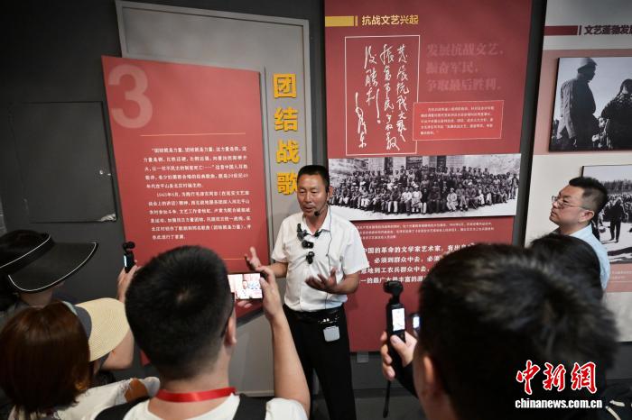 6月11日，在歌曲《团结就是力量》诞生地北庄村，北庄村党支部书记封红卷向媒体介绍该村情况。中新网记者 翟羽佳 摄