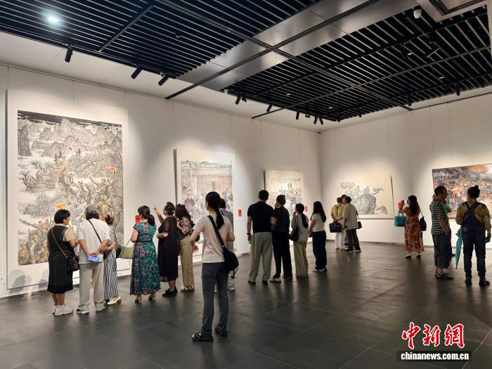 图为民众参观“庆祝中国共产党成立105周年、纪念红军长征胜利90周年 史诗征程 精神丰碑——广西主题美术书法作品展”。韦佳秀 摄