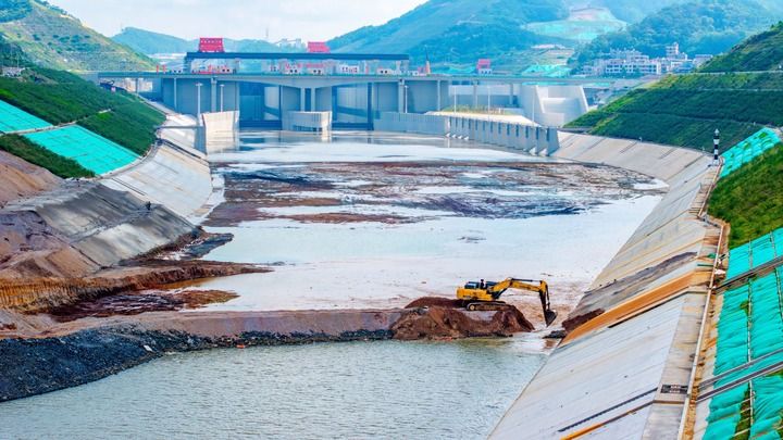 这是2026年6月3日拍摄的广西平陆运河马道枢纽充水现场（无人机照片）。新华社发（赵振宇 摄）