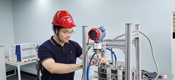 “超碳一号”团队成员刘睿龙在实验室工作。陈方备/摄