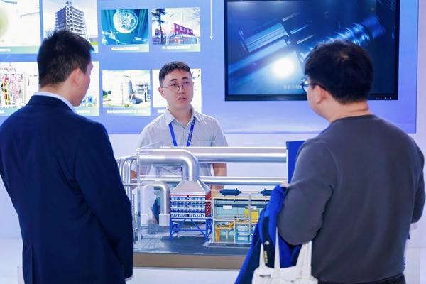 “超碳一号”团队成员郑若涵在中国国际核工业展讲解“超碳一号”。中核集团供图