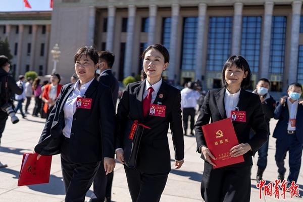2022年10月22日，北京，人民大会堂外，中国共产党第二十次全国代表大会闭幕会后，来自浙江代表团的3位代表赵红霞（左）、王群英（中）和王笔仙走出会场，她们都来自基层岗位。赵红霞在民营电器企业生产一线工作，王群英是一名80后审判庭副庭长，王笔仙作为纺织工曾获得“全国优秀农民工”荣誉称号。中青报·中青网记者 李隽辉/摄
