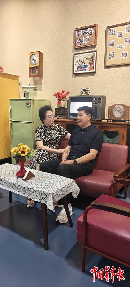 6月26日下午，中国共产党历史展览馆，曹淑华和王国君在“百货商店”内合影留念。