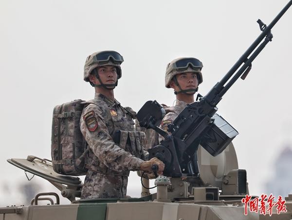 2025年9月3日，北京，受阅官兵风采。当日，纪念中国人民抗日战争暨世界反法西斯战争胜利80周年大会在北京隆重举行，来自人民军队各军兵种的受阅方队以严整的军容、雄壮的气势、昂扬的精神接受检阅。中青报·中青网记者 曲俊燕/摄