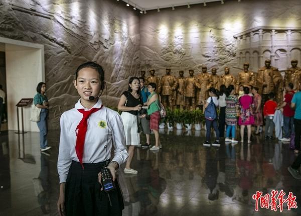 2019年7月10日，贵州遵义，遵义会议纪念馆，遵义市文化小学六年级学生王雁池在给参观者讲解。她是该纪念馆的“红色小小义务宣讲员”之一，做红色精神义务宣讲近两年。中青报·中青网记者 曲俊燕/摄