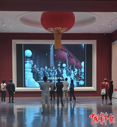 6月28日中午，中国共产党历史展览馆，参观者观看开国大典影像。