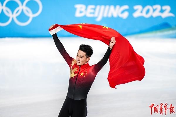 2022年2月7日，北京，首都体育馆，北京冬奥会短道速滑男子1000米决赛，中国选手任子威夺冠后庆祝胜利。中青报·中青网记者 李隽辉/摄