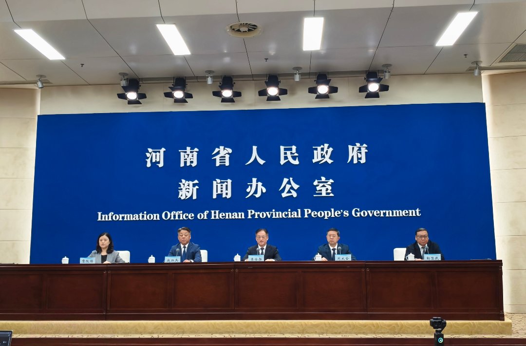 7月2日，河南省政府新闻办在郑州召开《规划用地全链条支持城市更新若干政策》新闻发布会。实习生 吴双双/摄