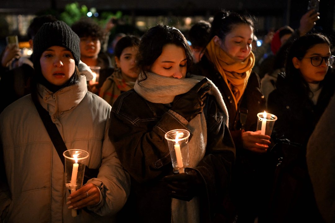 当地时间7月1日，阿根廷布宜诺斯艾利斯，民众手持点燃的蜡烛悼念委内瑞拉地震遇难者。6月24日傍晚，委内瑞拉北部接连遭遇7.1级、7.5级两次强震，且都属于极具破坏力的浅源地震。这场突如其来的连环强震，是这个南美国家一个多世纪来所遭遇的最强烈地震。视觉中国供图