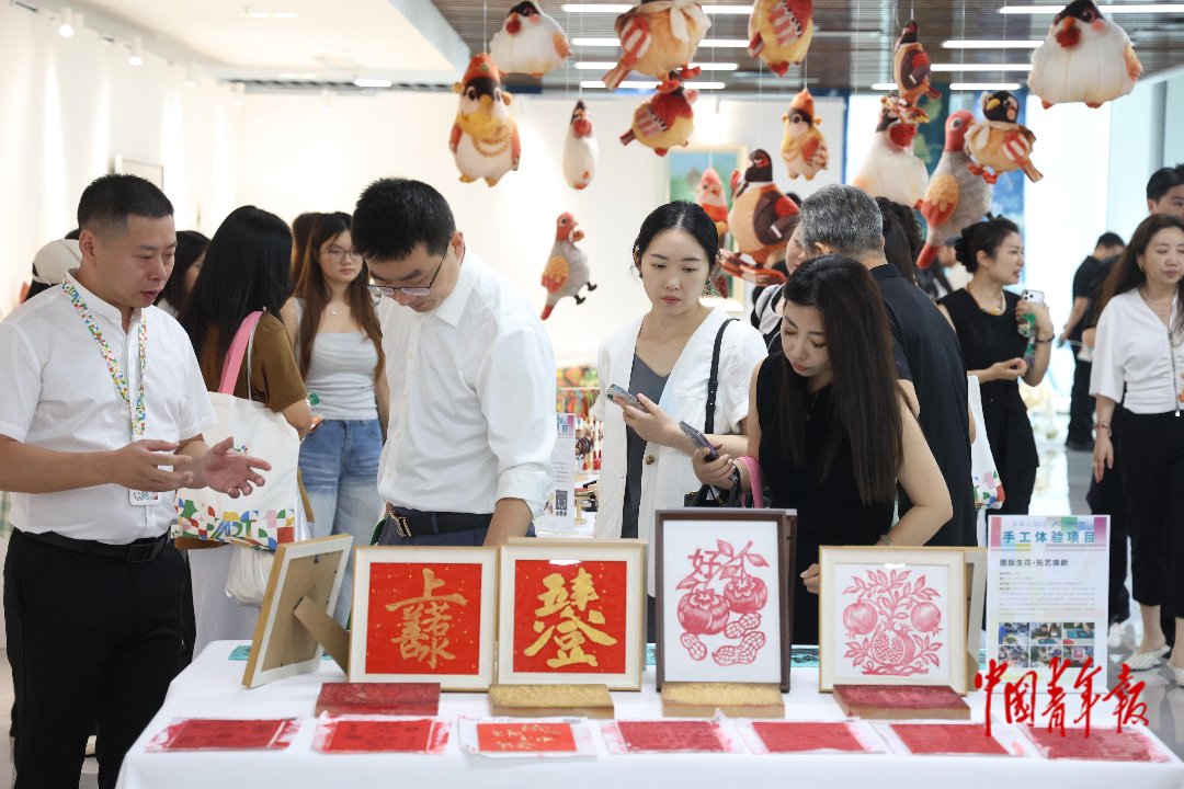 6月30日，位于四川成都的四川社会科学馆，参观者在观看四川文化产业职业学院艺术设计学院师生的版画作品。当天，该院第四届文化创意周暨2026届毕业设计作品展在这里举行。中青报·中青网记者 王鑫昕/摄