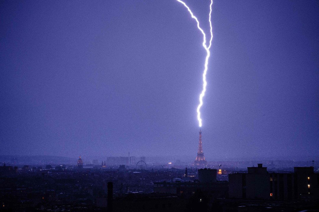 当地时间6月27日，法国巴黎，雷暴天气中闪电击中埃菲尔铁塔。视觉中国供图