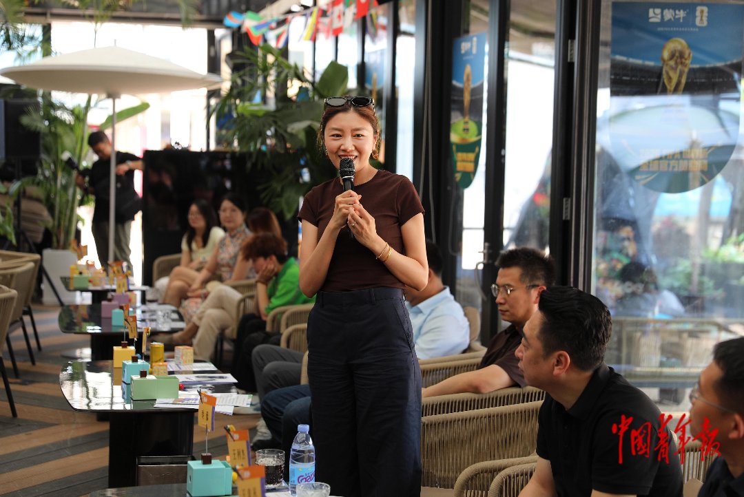 7月2日，位于北京THE BOX朝外年轻力中心的一家咖啡馆，朝阳文旅集团工作人员蔡薇回应青年消费者宋雨萌的提问。当日，一场青年活力街区共创营活动在这里举行，当地相关单位的领导以及责任规划师团队、辖区社会单位、街区青年创业者、新就业群体、媒体从业者、青年干部、青年教师、青年消费者等30余名青年代表参加了活动。中青报·中青网记者 陈剑/摄