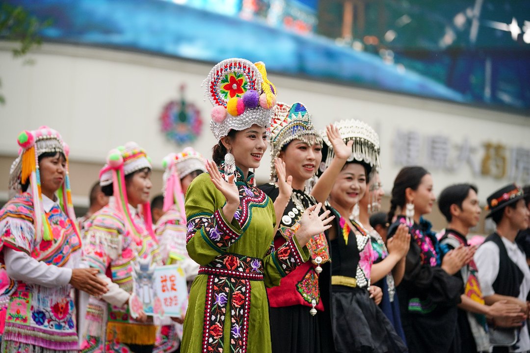 6月28日，云南楚雄武定县地方特色美食及农特产品推介活动在昆明南屏街举行，现场精彩的彝绣服饰秀和民族文化展演吸引众多市民驻足欣赏，感受浓郁彝乡风情。视觉中国供图