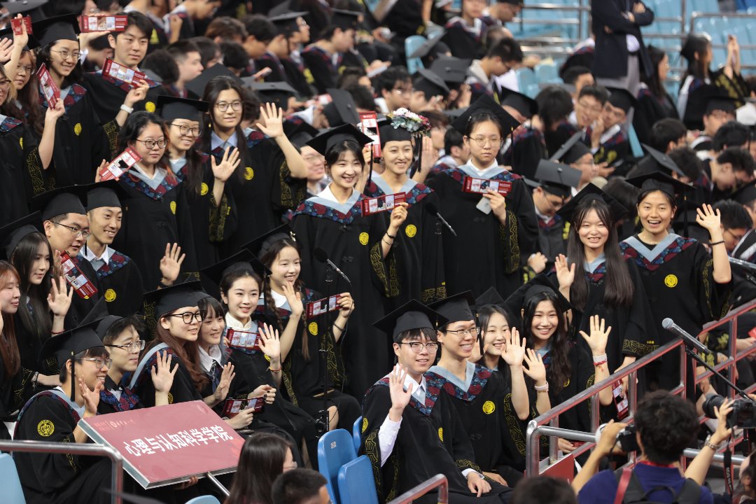7月2日，北京，北京大学2026年本科生毕业典礼暨学位授予仪式在北京举行，毕业生们向镜头挥手。视觉中国供图