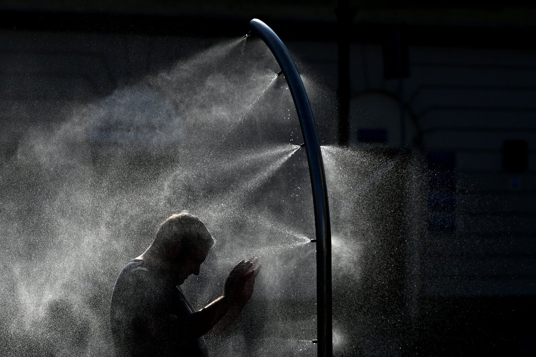 当地时间6月29日，波兰华沙，一名男子通过喷水装置降温。波兰当局表示，6月29日该国大部分地区仍处于热浪警报状态，此前一天为历史高温日，期间有17人溺水身亡。视觉中国供图