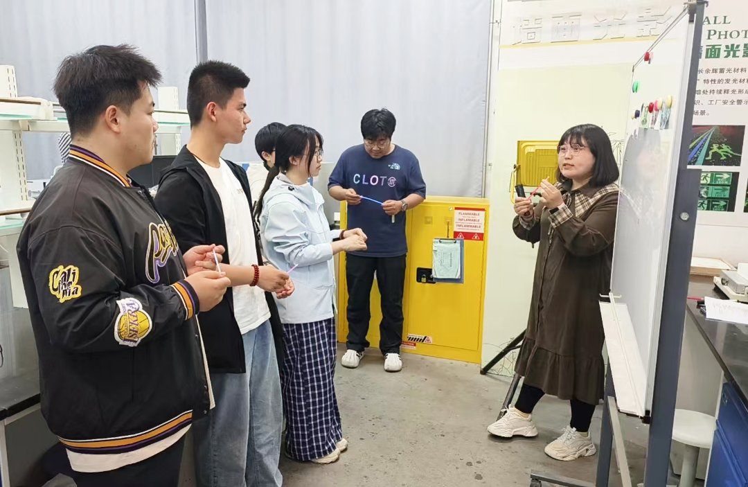 刘丽华博士为学生讲解光学材料的发光原理。受访者供图