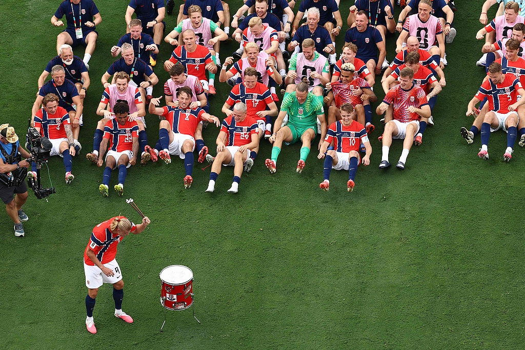 当地时间2026年7月5日，2026国际足联世界杯1/8决赛，挪威队2:1战胜巴西队。图为挪威队前锋哈兰德赛后擂鼓带领队友划船庆祝。视觉中国供图