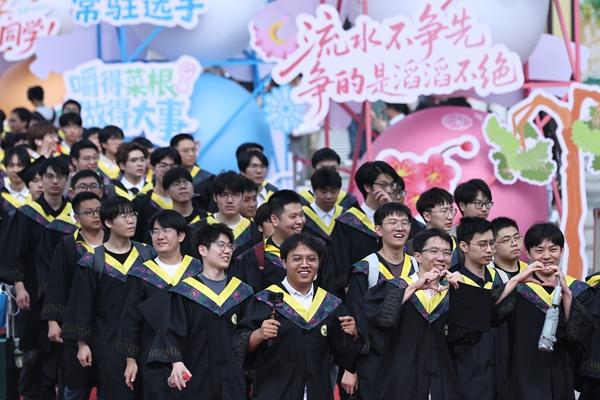 7月1日，江苏南京，东南大学2026年本科生毕业典礼暨学位授予仪式在该校九龙湖校区体育馆举行。视觉中国供图