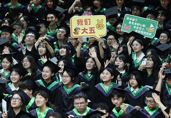 　　6月16日，江苏南京，南京农业大学的毕业生们参加毕业典礼。视觉中国供图