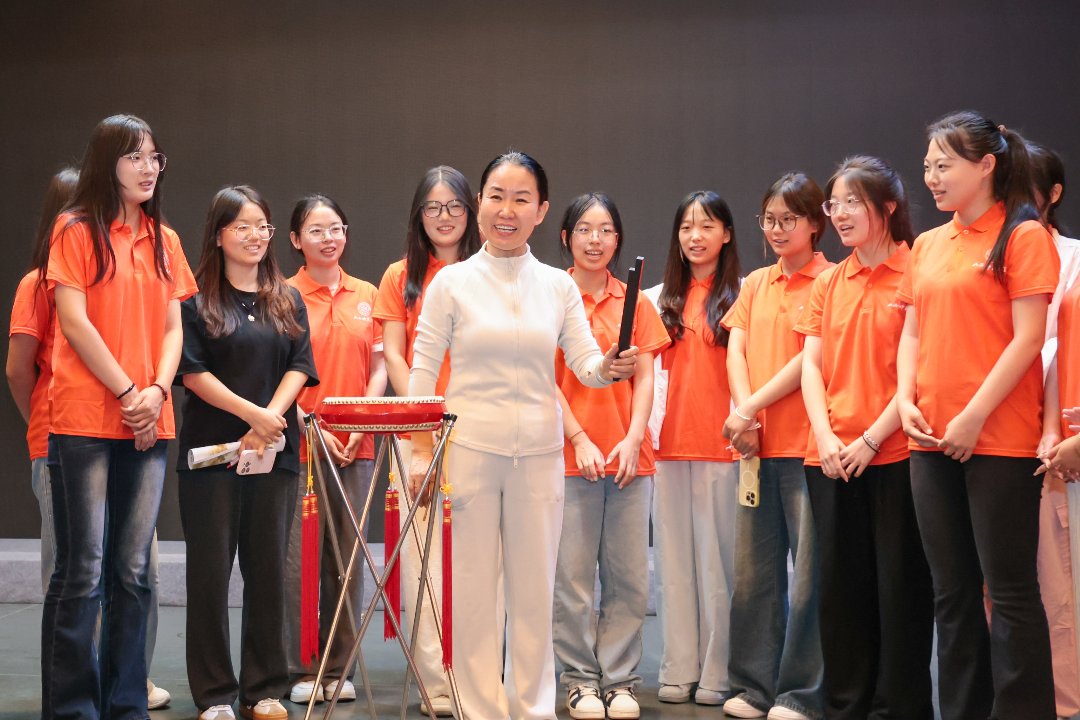 青年学生与国家级非物质文化遗产代表性项目长子鼓书代表性传承人刘引红学唱长子鼓书。山西师范大学供图