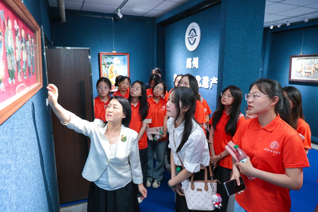 上党堆锦省级传承人韩玲正在为学生介绍作品。山西师范大学供图