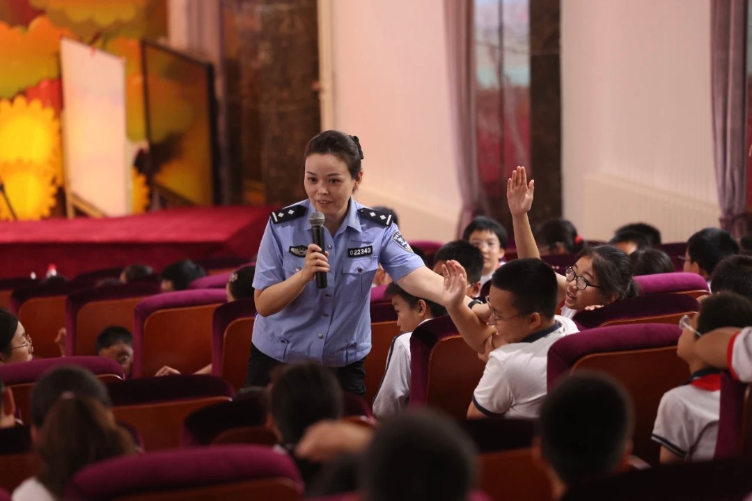 民警走到学生中间开展专项警示科普。北京警方/供图