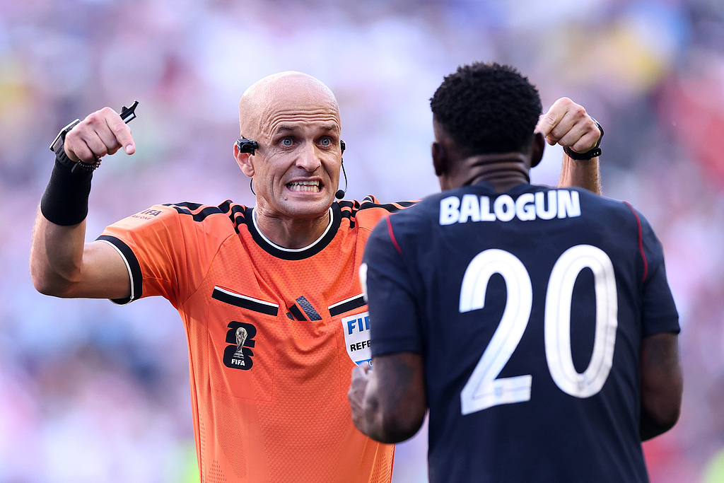 当地时间2026年7月6日，2026国际足联世界杯1/8决赛，美国队1:4不敌比利时队。图为本不该在本场比赛中登场的美国队前锋巴洛贡与主裁判发生争执。视觉中国供图