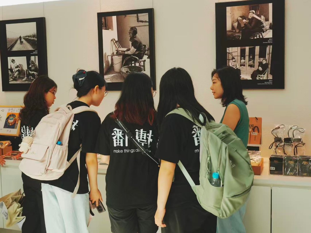 北京大学新闻与传播学院学生在广东开平先锋天下粮仓书店参观调研。王可儿/摄