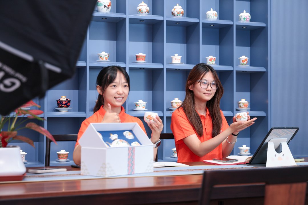 青年学生在八义窑博物馆推介产品。山西师范大学供图