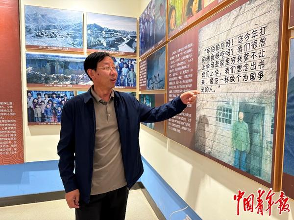 　　东团堡乡中心小学，接受希望工程第一批资助者之一张胜利讲述求学往事。中青报·中青网记者 李川/摄