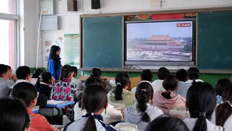 2025年9月,宁夏固原市彭阳县第一中学,厦门大学第27届研究生支教团彭阳分队队长蔡梓心,组织学生收看九三阅兵直播。厦门大学研究生支教团供图