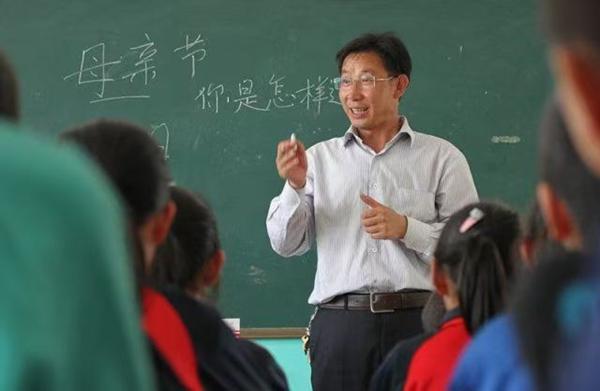 2023年，东团堡乡中心小学，张胜利为孩子们讲授励志感恩教育课。受访者供图