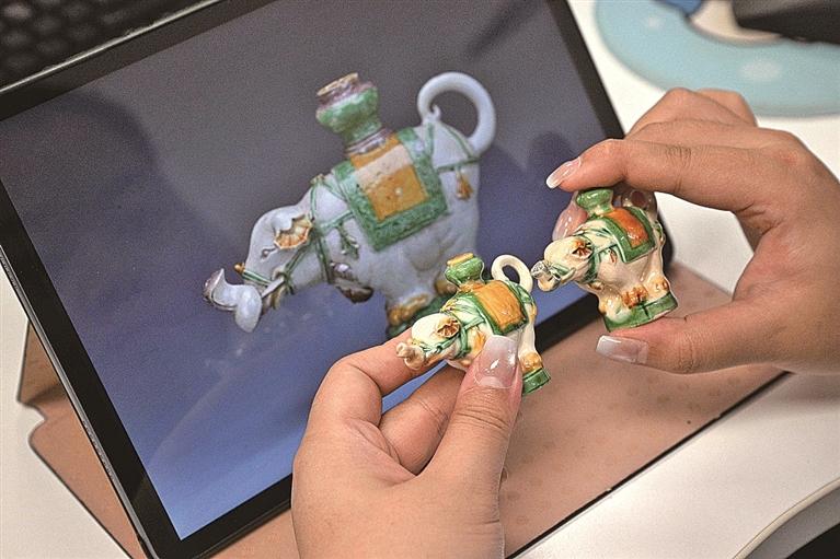 中国（海南）南海博物馆文创开发组工作人员就开发中的文创样品与原型文物照片进行细节比对。新华社发
