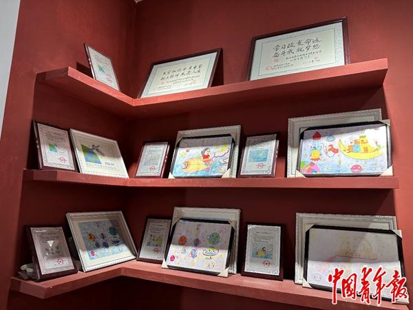 　　东团堡乡中心小学，曾跟随实践十号返回式卫星升入太空的孩子们的书画作品，点燃山中孩子们的航天梦想。中青报·中青网记者 李川/摄