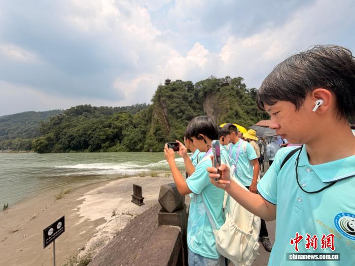 7月9日，四川都江堰，第三期美国华裔青少年“巴蜀文化品悟之旅”营员探访都江堰水利工程。王利文 摄