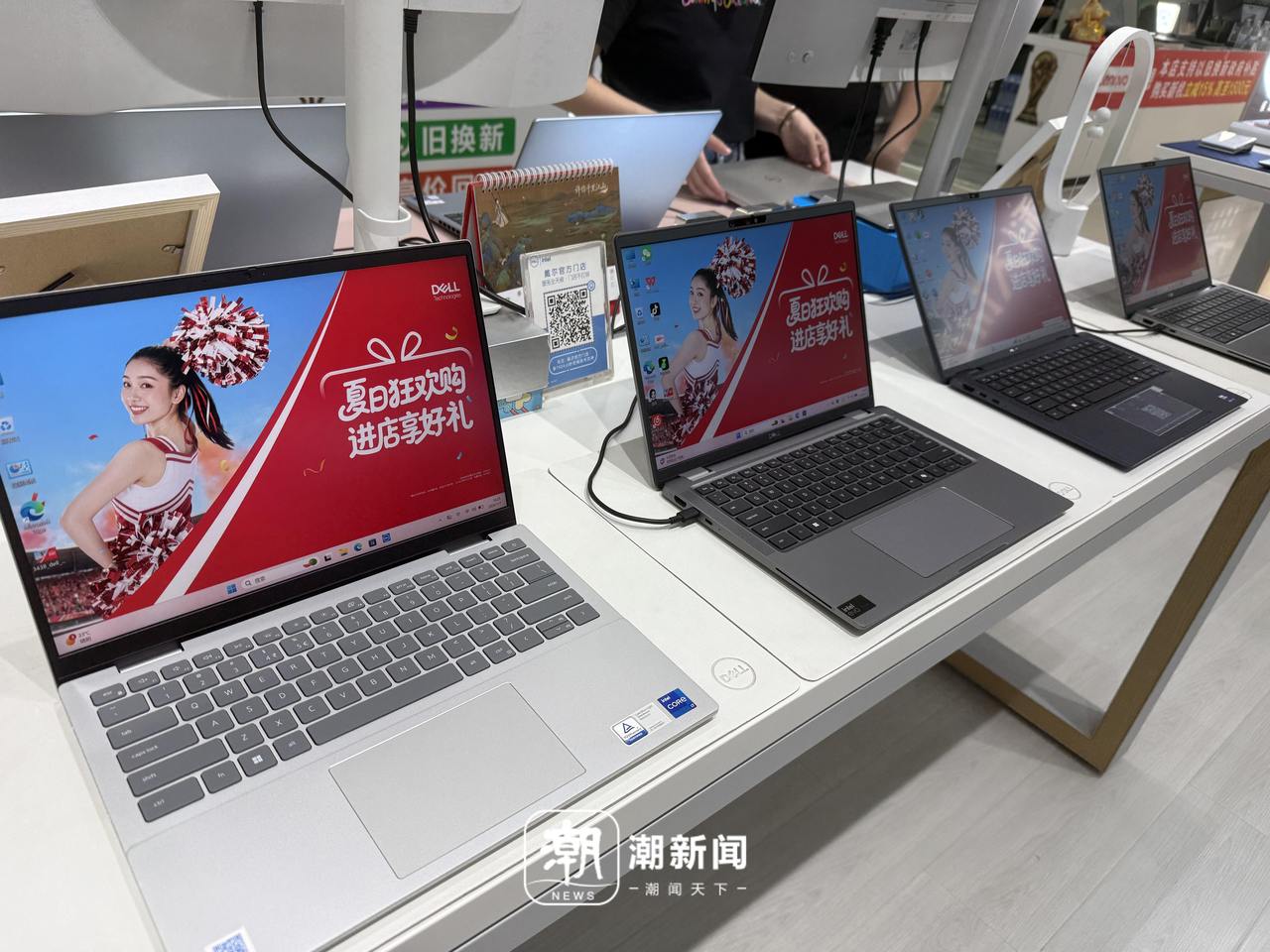 戴尔经销商将轻薄本放在醒目位置。实习生 汪洛伊 摄