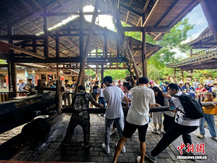 7月9日,台湾参访团体验“古法榨油”。邓竣缤 摄