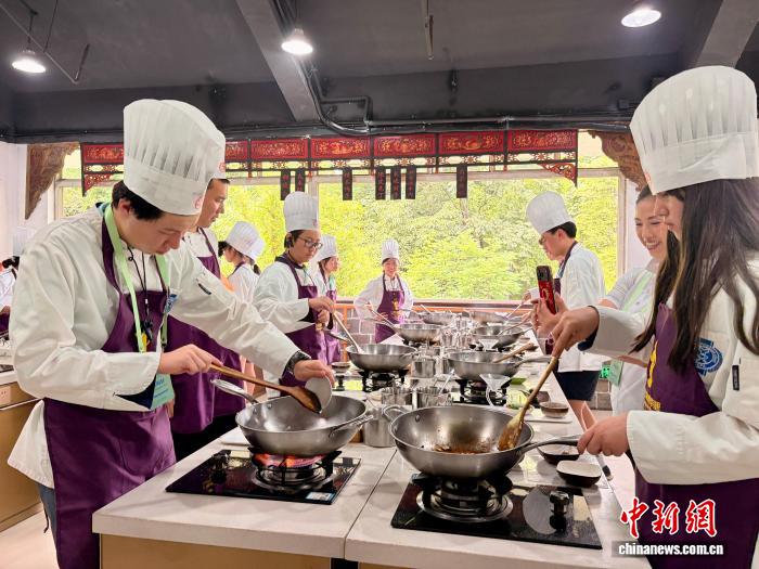 7月9日，四川成都，第三期美国华裔青少年“巴蜀文化品悟之旅”营员学做宫保鸡丁。王利文 摄