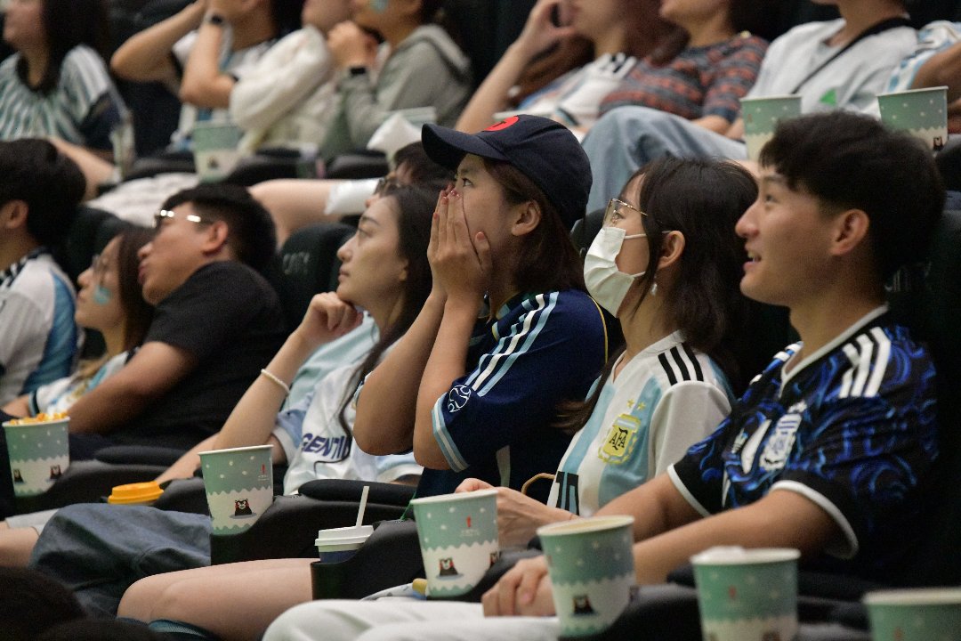 7月12日，北京奥林匹克公园附近一家影院，阿根廷队和瑞士队在常规时间1:1战平，一名阿根廷队球迷紧张地捂住了面颊。李家瑞/摄