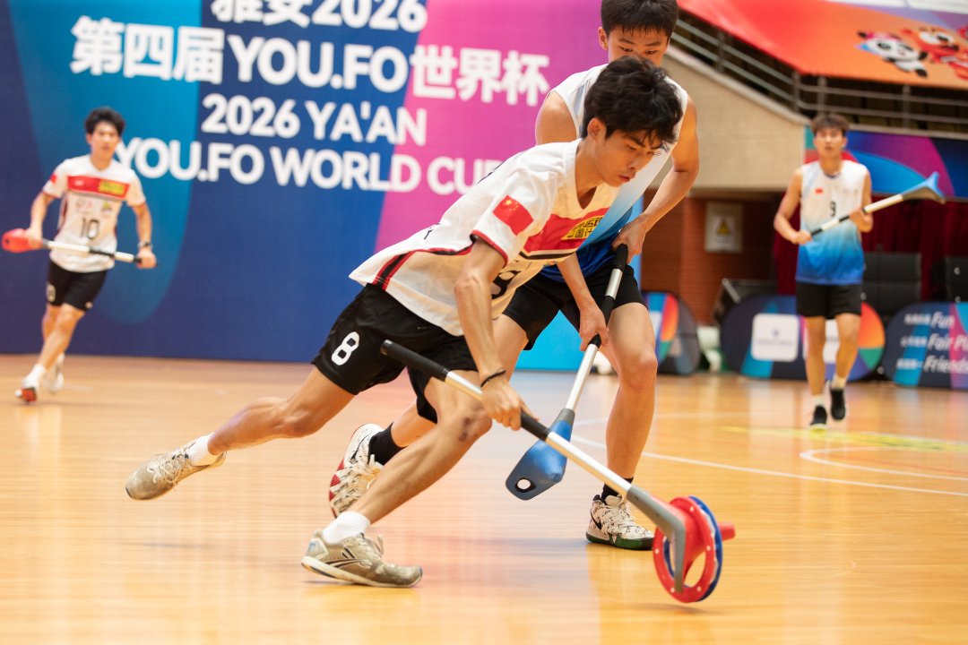 7月12日,四川雅安,第四届YOU.FO世界杯,在公平竞赛决赛中,哈尔滨体育学院(蓝色队服)队与成都文理学院1队拼抢,最终哈尔滨体育学院队以5:2获胜,赢得公平竞赛冠军。在比赛中,各小组第5至第7名(共24队)进入公平竞赛。汪龙华/摄