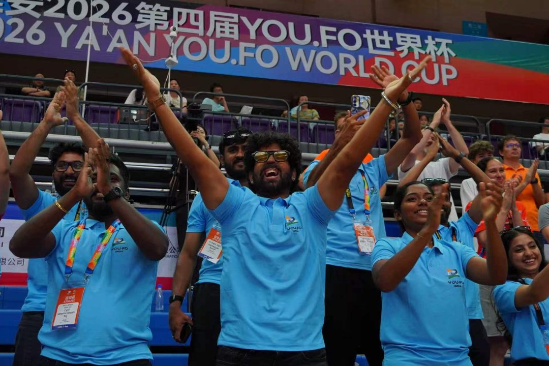 7月12日,四川雅安,在第四届YOU.FO世界杯闭幕式上,全体志愿者登台获颁证书,来自印度的运动员在看台上热烈鼓掌致意。汪星兰/摄