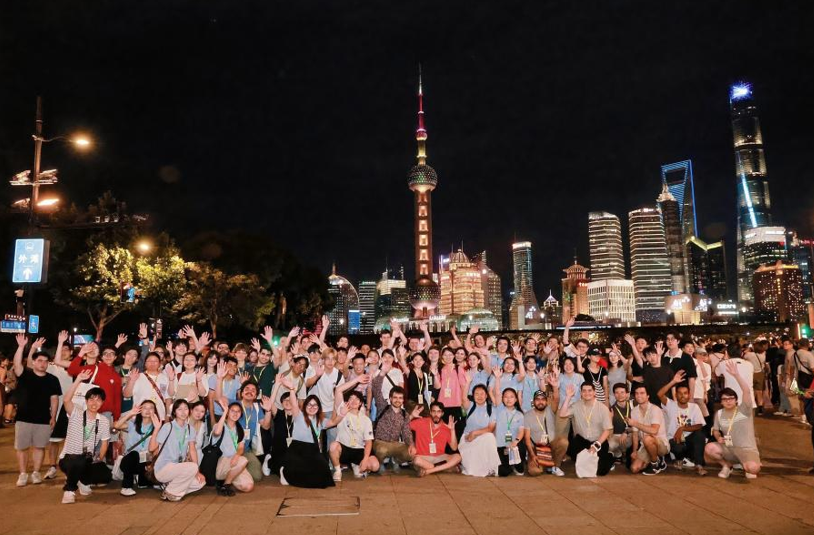 参赛选手游览上海外滩。复旦大学供图