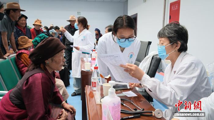 7月8日，参加2026年“同心·共铸中国心”西藏拉萨、青藏铁路沿线公益活动的部分医疗专家来到拉萨市墨竹工卡县，开展医疗公益活动。图为来自北京的医疗专家在甲玛镇卫生院为藏族民众义诊。黄欣欣 摄