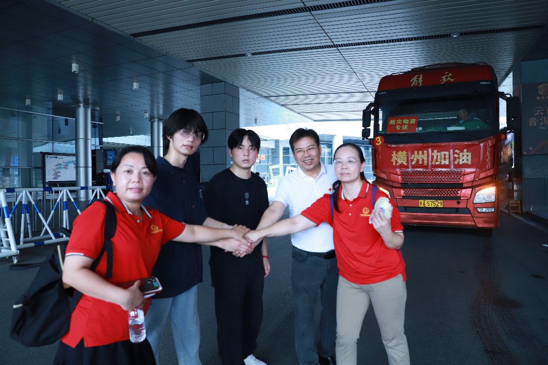 7月8日下午，唐甲莹（左二）和唐甲运（左三），在桂商总会搬运物资时和其他志愿者合影。受访者供图