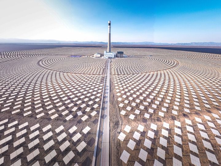 位于新疆吐鲁番市鄯善县的1GW“光热+光伏”一体化项目（2025年7月28日摄，无人机照片）。新华社发（徐自鹏 摄）