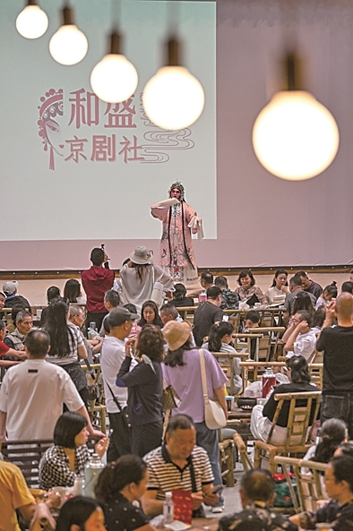 重庆，游客在由电影院改造而成的江陵茶馆内观看京剧。新华社发